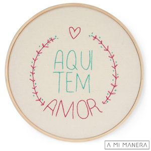 Quadrinho Bastidor Aqui tem Amor em Bordado - A Mi Manera